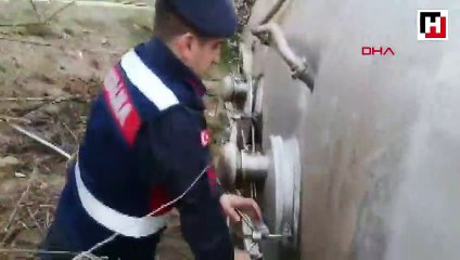 Devrilen kamyonun tankerindeki 20 ton süt tarlaya döküldü