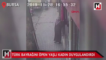 Türk bayrağını öpen yaşlı kadın duygulandırdı