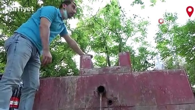 Vatandaşlar alev alev yanan çeşmeden kana kana su içiyor