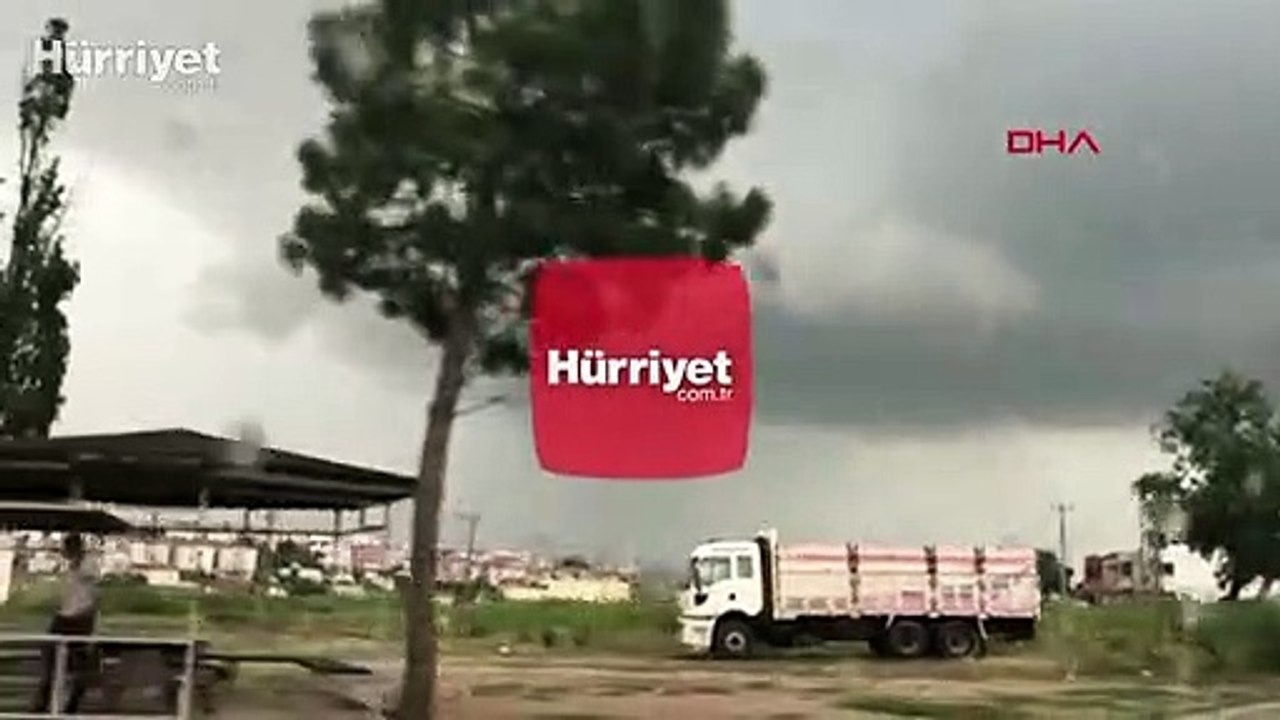 Bursa'da gökyüzündeki lokal yağmur bulutları, görenleri şaşırttı