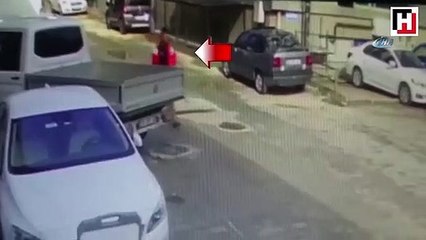 Kendisine çarpıp kaçan aracı bulamayınca ona benzeyen arabaları ateşe verdi