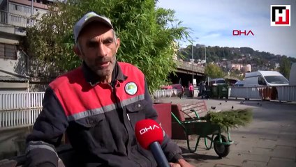 Sokakları temizleyerek kazandığı parayla iki çocuğa burs veriyor