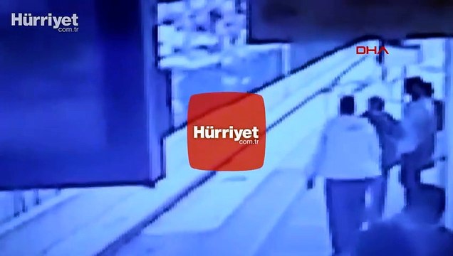 Metroda bayılan gencin raylara düşme anı kamerada