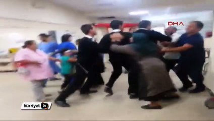 Hasta yakınından güvenlik görevlisine uçan tekme