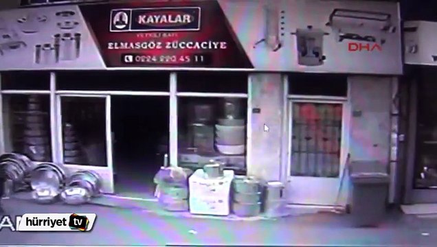 Dolandırıcıya altın dolu poşeti kendi elleriyle verdi