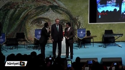 Erdoğan'a Fahri Roman ödülü verildi