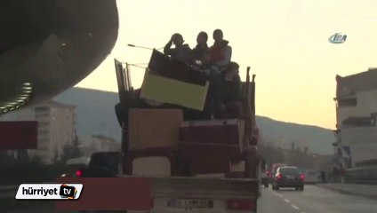 Bursa'da eşya yüklü kamyonla tehlikeli yolculuk