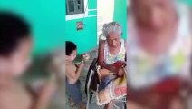 Hasta büyükannesini elleriyle besleyen koca yürekli çocuk