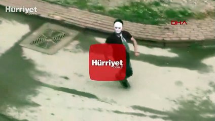 Yasakta sokağa maskeyle çıkıp gezdi, polisi görünce kaçtı