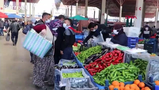 Pazara girmek isteyenler, 1 kilometrelik kuyruk oluşturdu