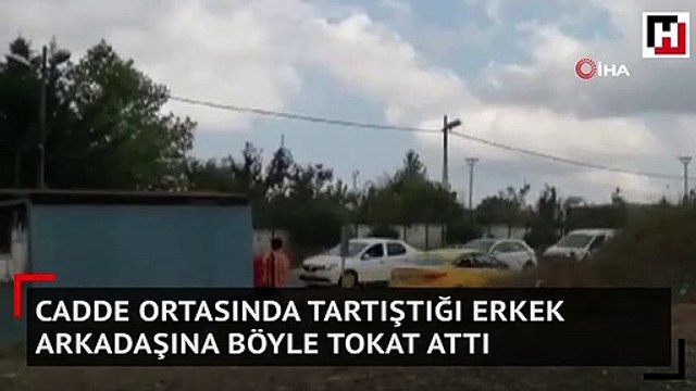 Cadde ortasında tartıştığı erkek arkadaşına böyle tokat attı