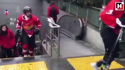 Buz hokeyi takımı antrenmana yetişmek için metrobüse bindi