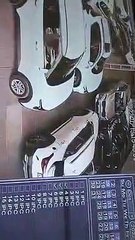 Burn in showroom : कार सर्विस सेंटर में आग : युवकों का फिर हुआ यह हश्र