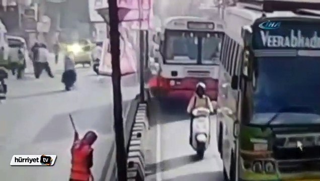 Temizlik işçisi otobüsün altında kaldı