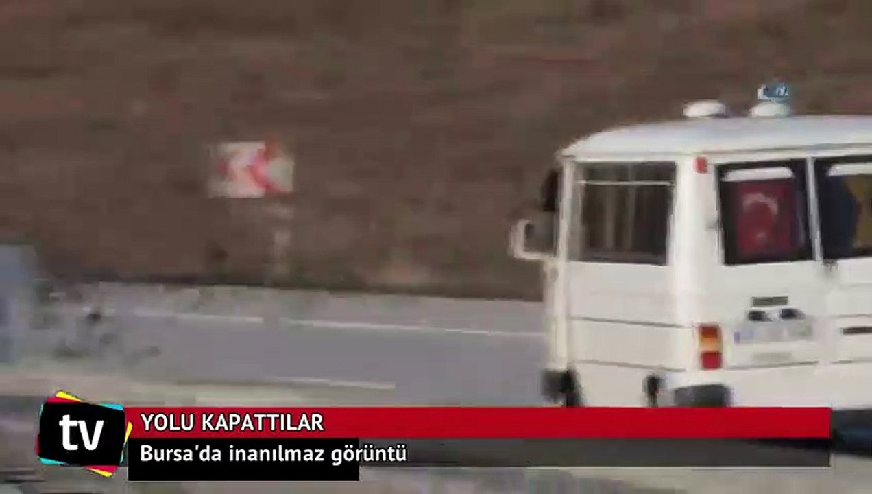 Binlercesi kara yolunu kapattı