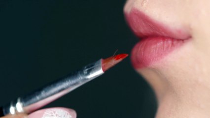 Right way to apply lipstick