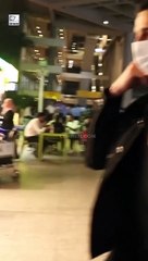 एयरपोर्ट पर Sidharth Malhotra को देख सेल्फी लेने फैंस की जुटी भीड़