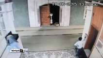 Camiye dadanan hırsızlar güvenlik kamerasında