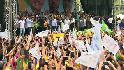 Em comício, Bolsonaro cita 'as dores do comunismo'; Datafolha aponta Lula na dianteira