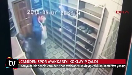 Camiden spor ayakkabısını koklayıp caldı