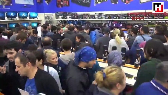 Teknoloji mağazasında izdiham