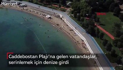 Caddebostan Plajı’na gelen vatandaşlar, serinlemek için denize girdi