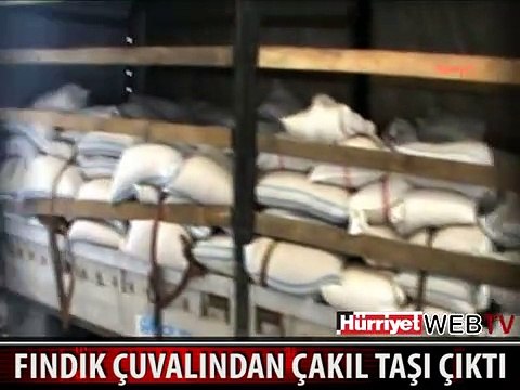 TIR'DAN FINDIK YERİNE ÇAKIL TAŞI ÇIKTI