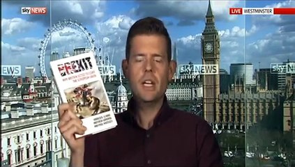 Canlı yayında kendi kitabını yedi!