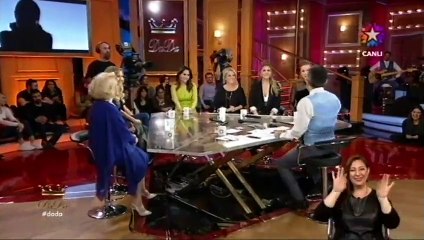 Okan Bayülgen'den Melis Kar'a dekolte uyarısı