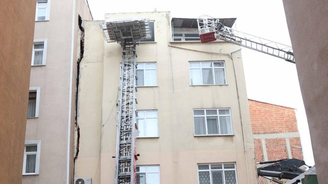 Sinop’ta duvarlarında geniş çatlaklar oluşan apartman boşaltılıyor