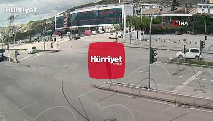 Feci kaza! Kamyonet ile otomobil böyle çarpıştı