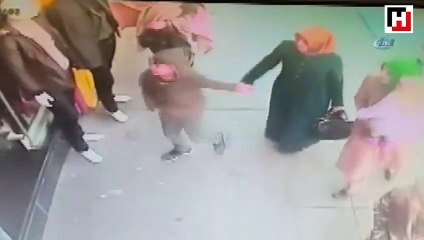 Cansız mankenin üzerindeki kıyafeti böyle çaldı