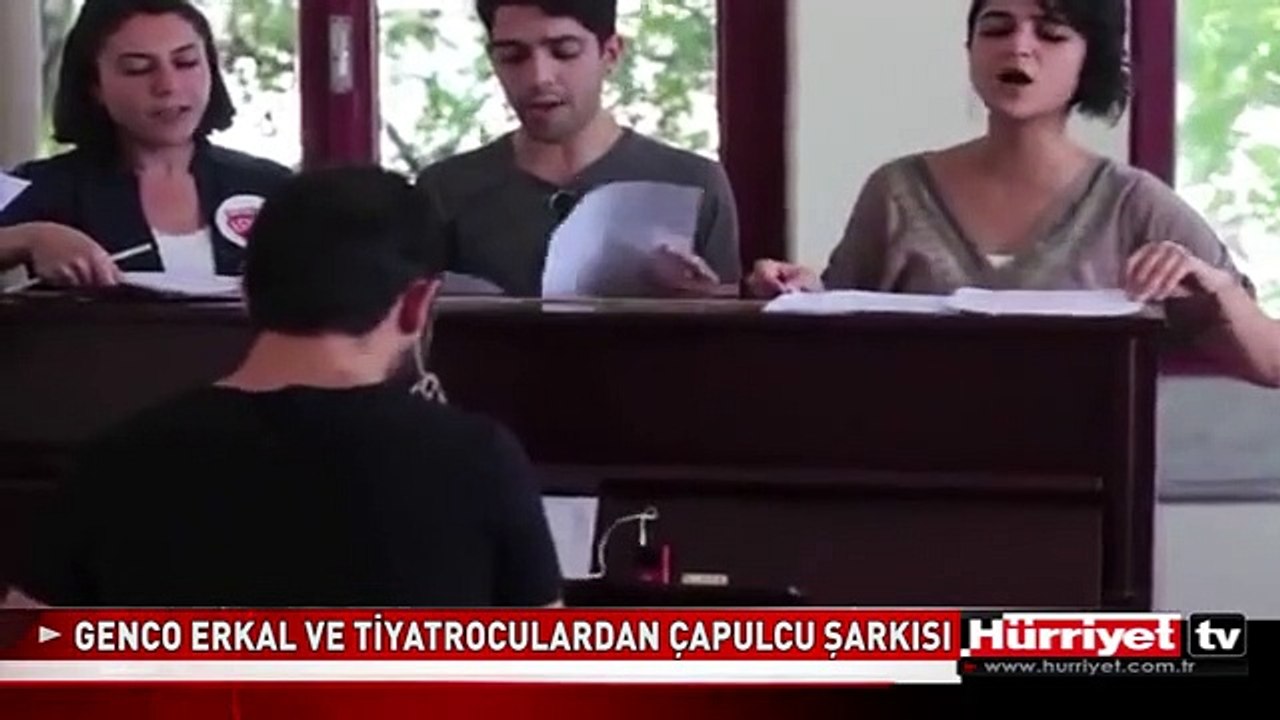 GENCO ERKAL VE TİYATROCULARDAN ÇAPULCU ŞARKISI