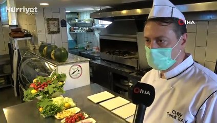 Çanakkaleli aşçı asma yaprağında sardalyanın tarifini anlattı