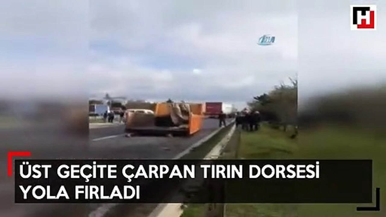 Üst geçide takılan tırın dorsesi D- 100 karayoluna fırladı