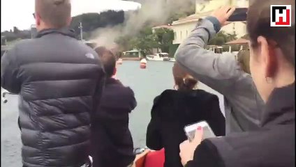 İstanbul Boğazı'nda hareketli dakikalar! Gemi yalıya çarptı...