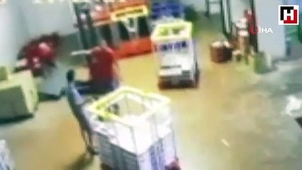 Depoda çalışırken çatıdan böyle düştü