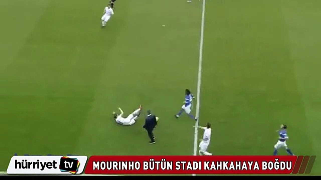 Mourinho sahaya dalıp futbolcuya çelme taktı