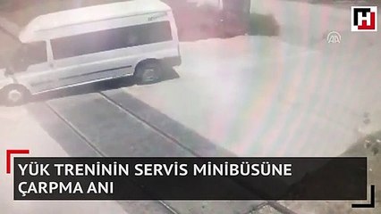 Yük treninin servis minibüsüne çarpma anı