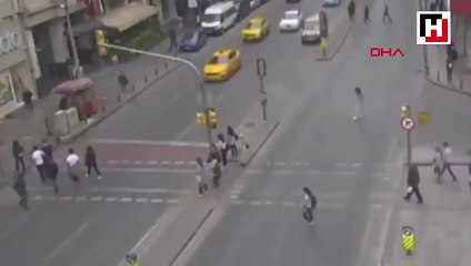 Otomobilin yayaya çarpması kamerada