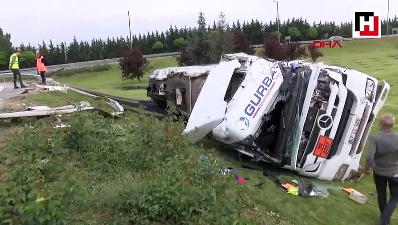TEM Çatalca'da zift yüklü tanker devrildi