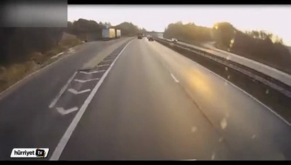 Kamyon hızını alamayınca otomobili sıkıştırdı