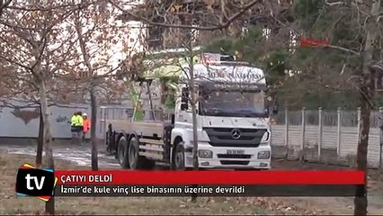 İzmir'de kule vinç lise binasının üzerine devrildi