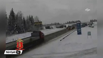 Kafa kafaya çarpışan iki TIR paramparça oldu