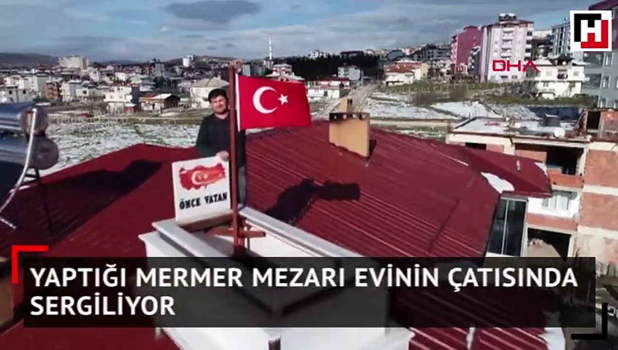 Yaptığı mermer mezarı evinin çatısında sergiliyor
