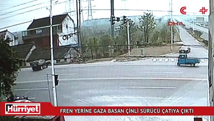 Fren yerine gaza basınca evin çatışına çıktı