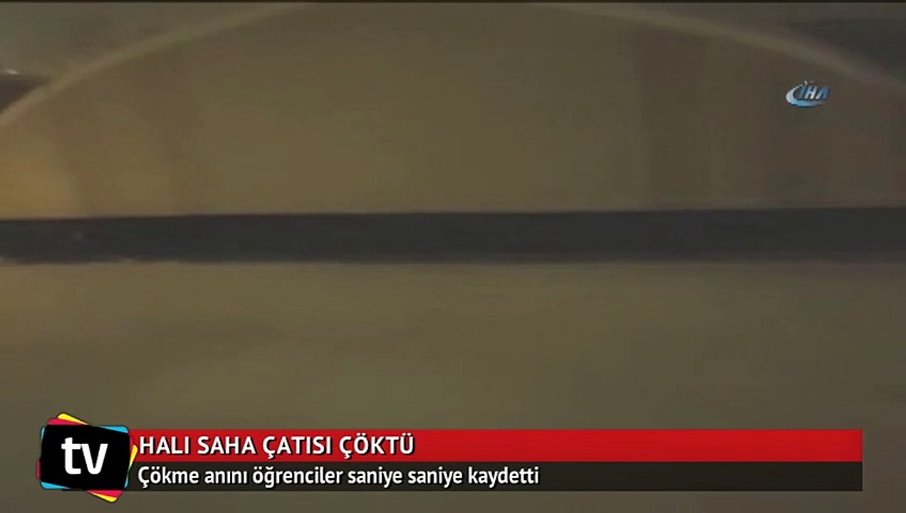 Halı sahanın çatısı çöktü, öğrenciler saniye saniye kaydetti
