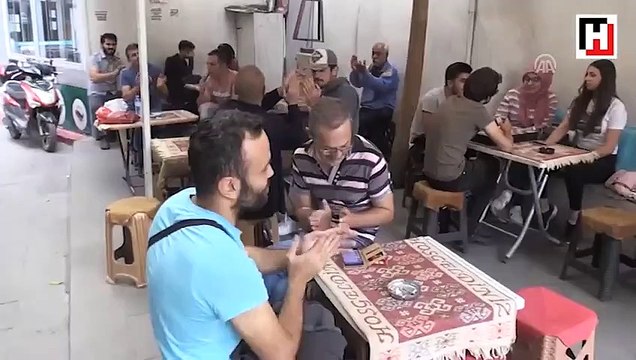Bu çay ocağına gelenler müzikle moral buluyor