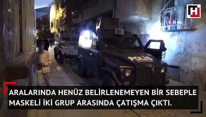 Maskeli iki grup çatıştı