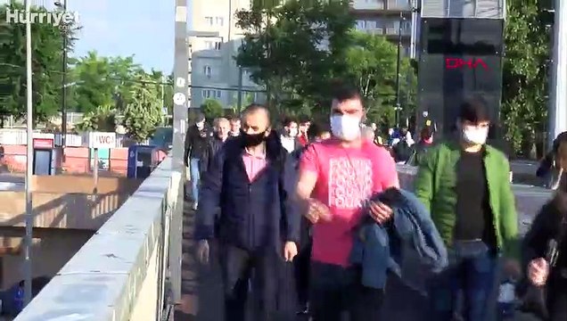 Cevizlibağ metrobüs ve tramvay duraklarında insan yoğunluğu yaşandı